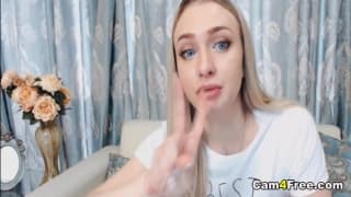 Красивая блондинка Ханна, делает для своих поклонников горячее веб-шоу