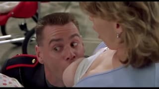 Эта мамочка ласкает свои огромные сиськи