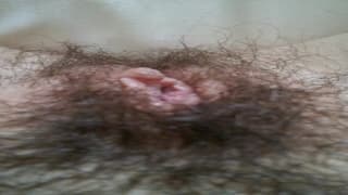 Молодая женщина снимает свою волосатую киску