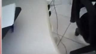 Дама показывает большие сиськи и волосатую киску перед веб-камерой