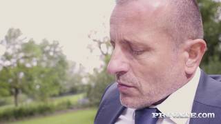 Черри Кисс в униформе школьницы очень любит сосать большой член Черри Кисс в униформе школьницы очень любит сосать большой член