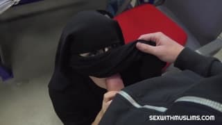 Арабская женщина в парандже-сосет член и трахается в позе догги-стайл! Арабская женщина в парандже-сосет член и трахается в позе догги-стайл!