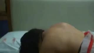 Парень трахает её большой зад в позе собачки