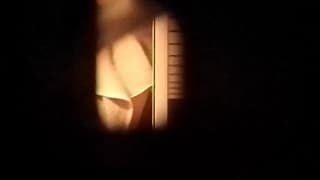 Он шпионит за этой женщиной и ее волосатой киской, когда она в душе