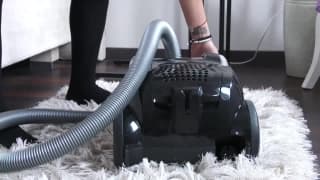 Кристал А-использует секс-игрушку и пылесос для мастурбации киски!