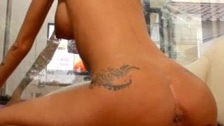 Она использует секс-игрушку, чтобы трахнуть себя перед веб-камерой