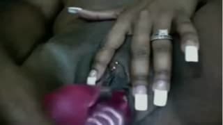 Крупный план клитора с пирсингом и мастурбация киски секс-игрушкой!