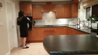 Брюнетка в халате-возбудила своего мужа, который набросился на нее!