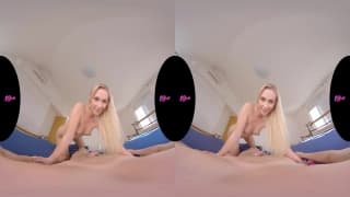 Молодая блондинка с красивой киской-получает по попке в VR-видео! Молодая блондинка с красивой киской-получает по попке в VR-видео!