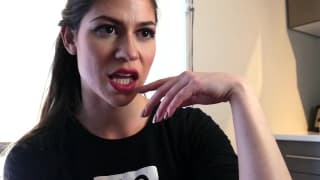 Эшли Албан-горячая шлюха, которая заполняет в свой рот этим членом