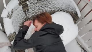 Сумасшедшая, молодая пара любит горячо трахаться зимой на крыше Сумасшедшая, молодая пара любит горячо трахаться зимой на крыше