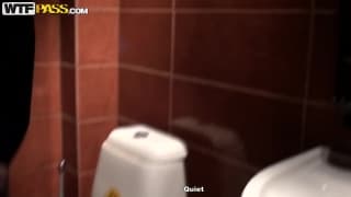 Отсосала у незнакомцев и позволила им трахнуть себя без презервативов Отсосала у незнакомцев и позволила им трахнуть себя без презервативов