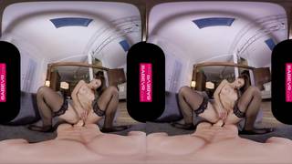 Аниме Аюми виртуально ест член на секс-игрушке и скачет фаллоимитаторе