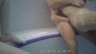 Любительская вечеринка пар в бассейне и скрытая съемка под водой.