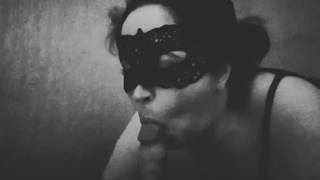 Горячее, черно-белое видео, где эта милфа в маске сосет его член