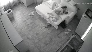 Он кончает ей в рот, а она облизывает его член перед скрытой камерой