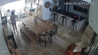 Эта девушка показывает свое обнаженное тело в домашних условиях...