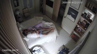 Она нежно дрочит его член, чтобы по трахаться на скрытую камеру