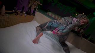 Мега татуированная крошка, вставляет в сочные дырочки секс-игрушки