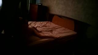 Эта возбужденная пара, чувственно трахается на кровати в разных позах