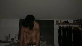 Эта молодая пара занимается чувственным сексом в постели на камеру