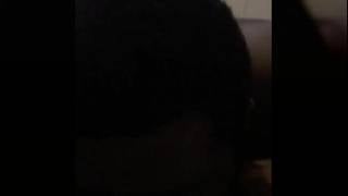 Эта коренастая, черная сучка, смотрит горячее видео и трогает себя