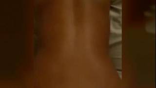 Эта пара, чувственно трахается дома на кровати в любительском видео