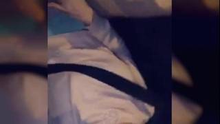 Красотка, начинает мастурбировать киску в машине и кончает уже дома