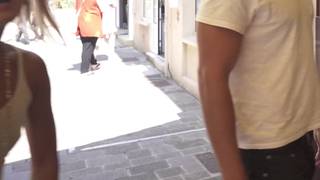 Это видео-запись с разговаривающей, взволнованной, худощавой женщиной Это видео-запись с разговаривающей, взволнованной, худощавой женщиной