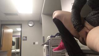 Она устроила перерыв в офисе, чтобы по мастурбировать свою киску