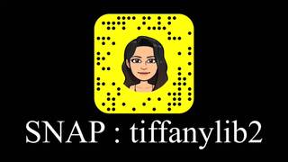 Молодая брюнетка-перебирает пальцами свою киску, чтобы она заплакала!