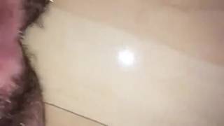 Волосатая киска с большим клитором, получает трах фаллоимитатором