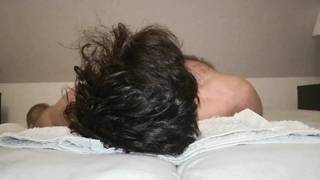 Зрелая женщина в чулках, садится на лицо мужчины, чтобы он лизал киску