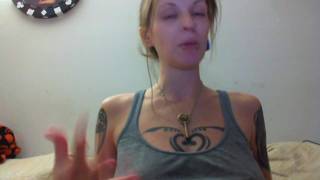 Эта беременная девушка в тату, показывает свою молочную грудь и тело