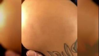 Горячая брюнетка-жена, получает камшот на лицо и свои большие сиськи