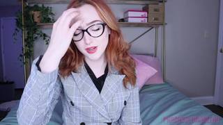 Эта рыжая красотка в очках с волосатой киской-устроила нам веб-шоу!