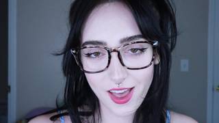 Распутная брюнетка в очках, сосет искусственный член и трахается с ним