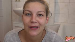 Эта блондинка, будет писать в рот своему мужу и трахаться в ванной