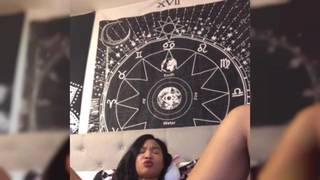 Хани Голд-действительно чувствует себя хорошо, мастурбируя на диване!