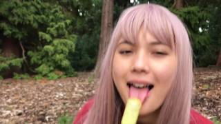 Брюнетка и блондинка-две лучшие подруги, которые мастурбируют в парке!