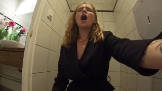 Французская пара-трахается в машине, после приятного ужина в ресторане Французская пара-трахается в машине, после приятного ужина в ресторане