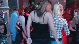 Девушки, предпочитающие девушек! Лесбийская тусовка в ночном клубе!