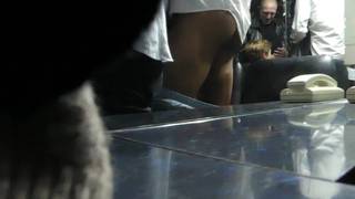 Эта зрелая шлюшка уничтожена группой возбужденных мужчин в секс-шопе!