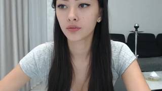 Поклонники наслаждаются брюнеткой, которая дразнит их на веб-камеру!
