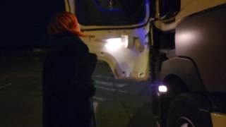 Эта сексуальная шлюха, трахается с дальнобойщиком в кабине грузовика!