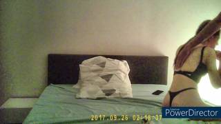 Пара любовников-любителей-чувственно трахается на кровати в отеле!