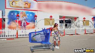 Этот парень-трахает горячую, сексуальную карлик-девушку на улице!