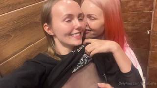 Красивые женщины-чуть-чуть выпили и занимаются лесбийской любовью!