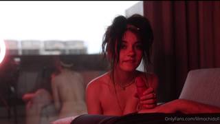 Эта любительская нимфа-делает минет и дрочит член между своих сисек!