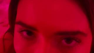 Эта симпатичная девушка-подросток-играет с сиськами и секс-игрушкой!